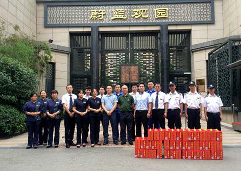 天朗物業公司為一線員工送清涼