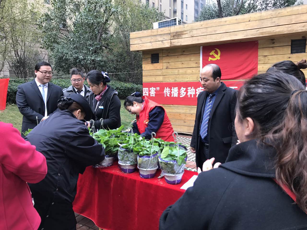 天朗蔚藍悅城攜手白家口社區開展送綠蘿活動