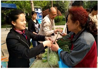 惠民活動進小區 牛奶蔬菜免費贈送