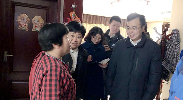 蓮湖區代區長吳保軍一行檢查指導蔚藍觀園小區供暖工作