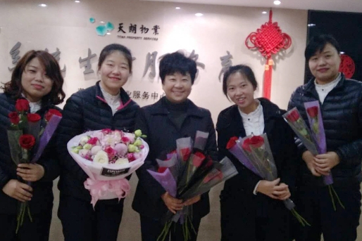 溫情三八節(jié)，鮮花贈女神