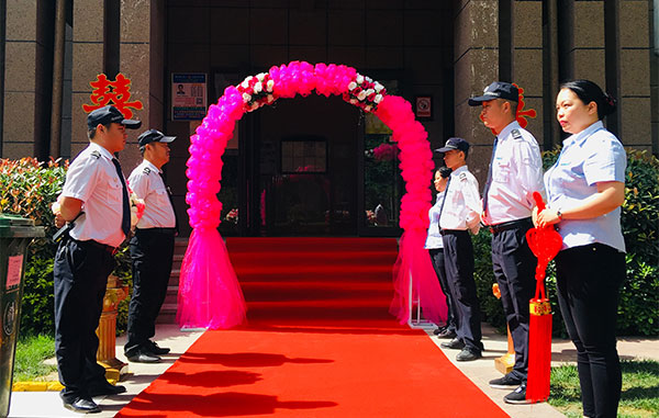 天朗蔚藍東庭物業(yè)服務中心為新婚業(yè)主送上最美的祝福