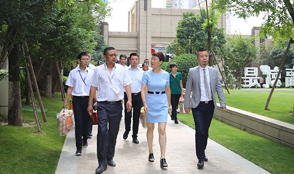 天朗控股集團副總裁馬琳、副總裁周崗前往蔚藍東庭交房現場送清涼