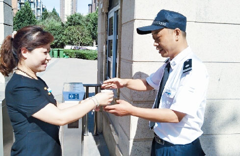 工作重要、身體要緊，喝一杯綠豆湯降降溫