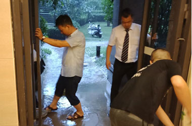 暴雨圍城，天朗物業(yè)為業(yè)主撐起一片晴空