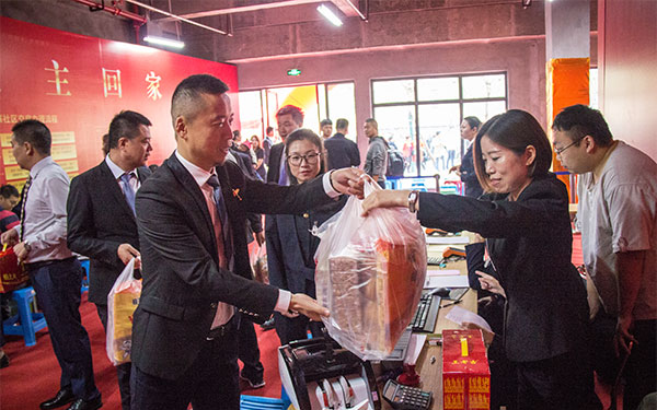 天朗控股集團副總裁周崗一行親切慰問徐家寨項目交房現場員工