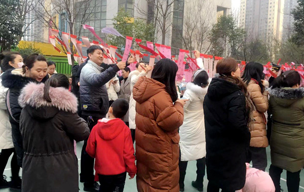 御湖、家園物業服務中心舉辦“迎元宵·猜燈謎·品湯圓“活動