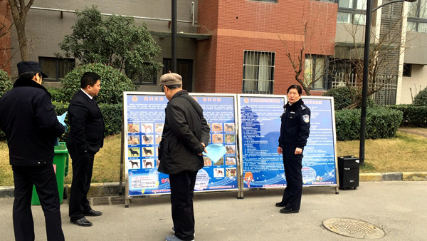 天朗七色鎮小區開展文明養犬宣傳活動